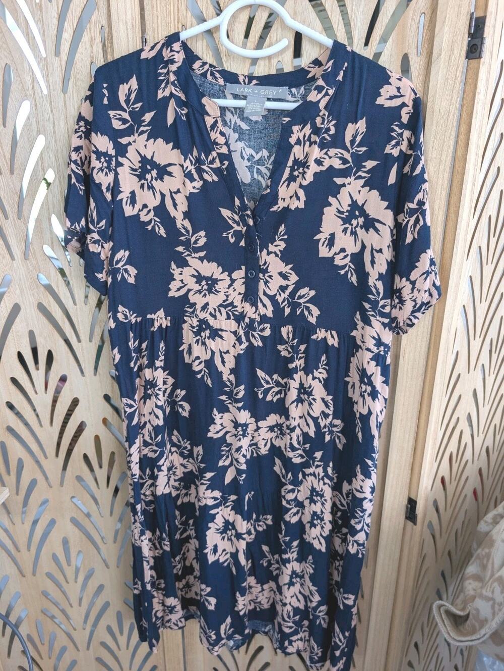 Lark + Grey brand navy blue dress with a peach-colored floral print Large